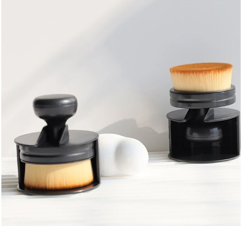 Foundation brush with storage case