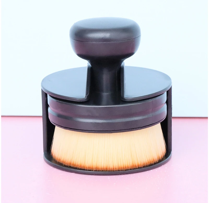 Foundation brush with storage case
